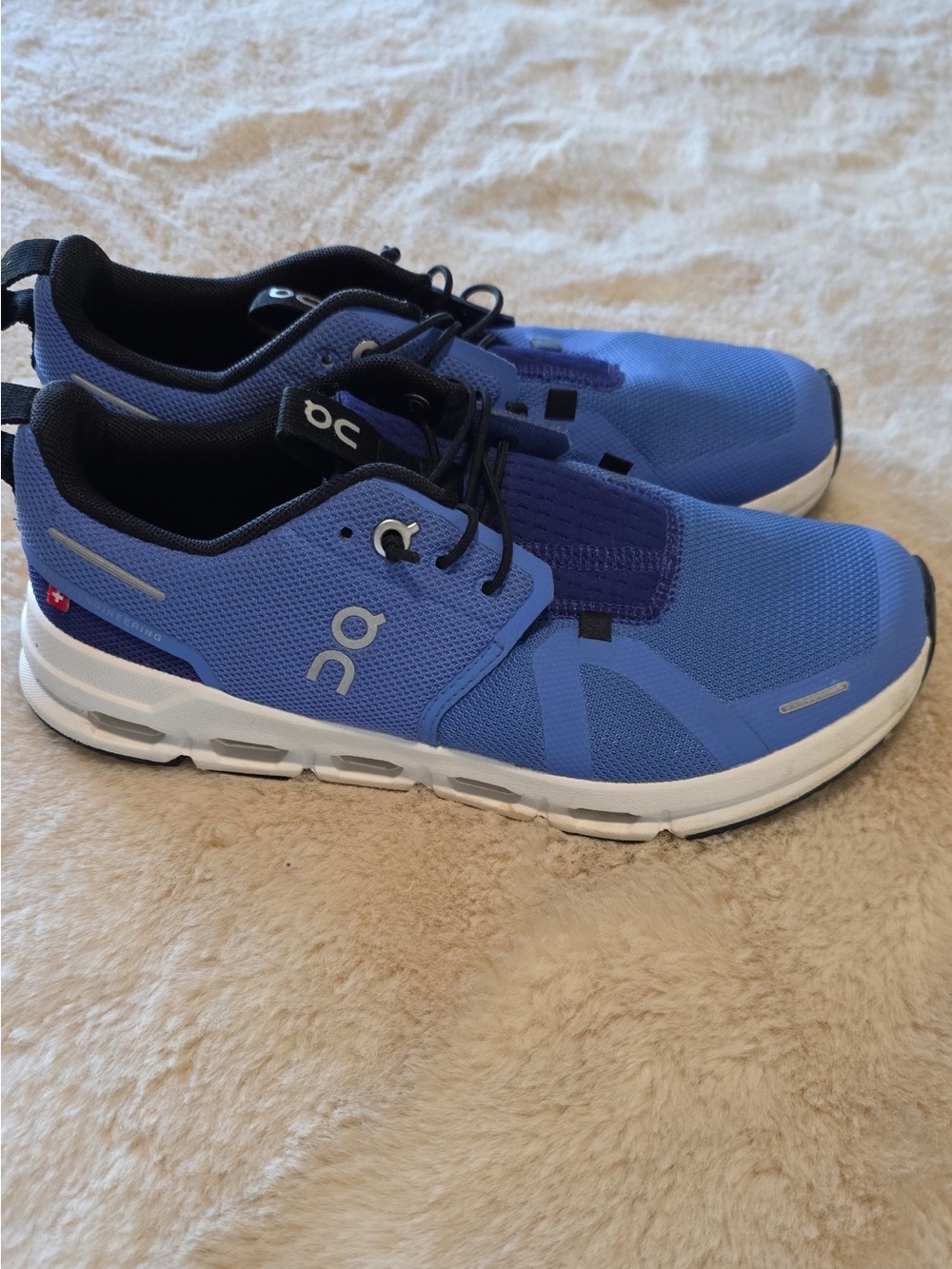 On clouds shoes size 4.5 youth women’s size 6-6.5